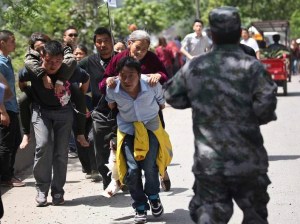 Survivors carrying the injured after the Chinese earthquake