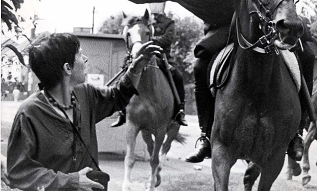 article-2548413-00F5408100000191-360_634x807